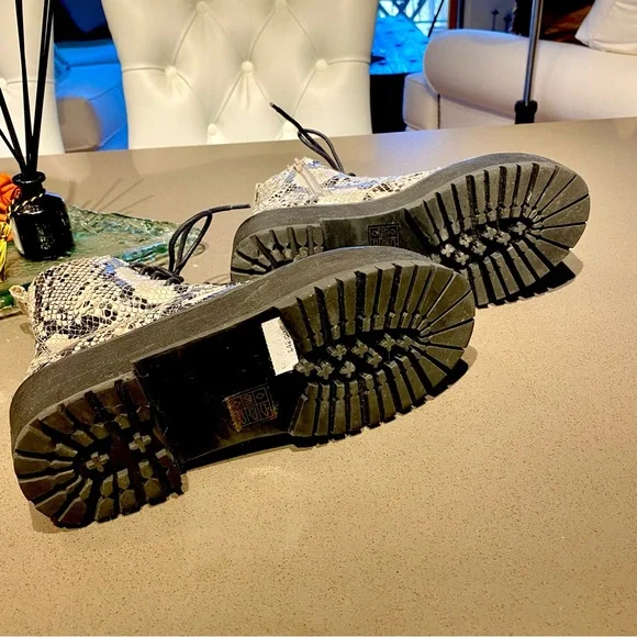 ♥️ Topshop UK 🇬🇧 Black and Cream Snakeskin Combat Boots. Size 8. GOOD AS NEW ! - Picture 4 of 11